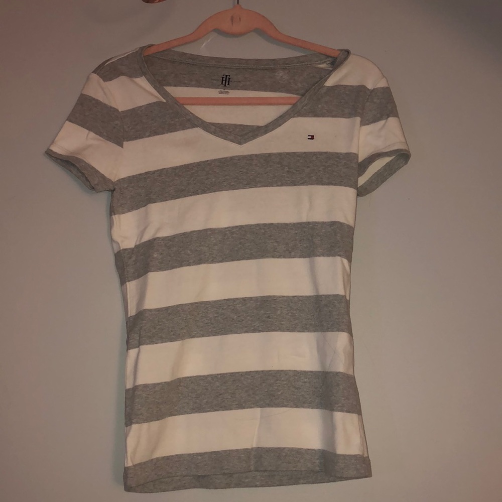 TOMMY HILFIGER Gray and white V-neck tee